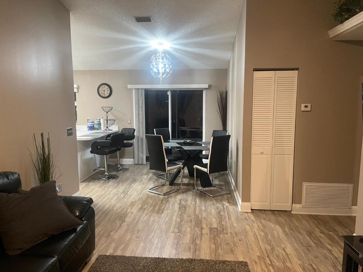 Cozy 3 Bedroom Close To Everything In Tampa! Сasa de vacaciones