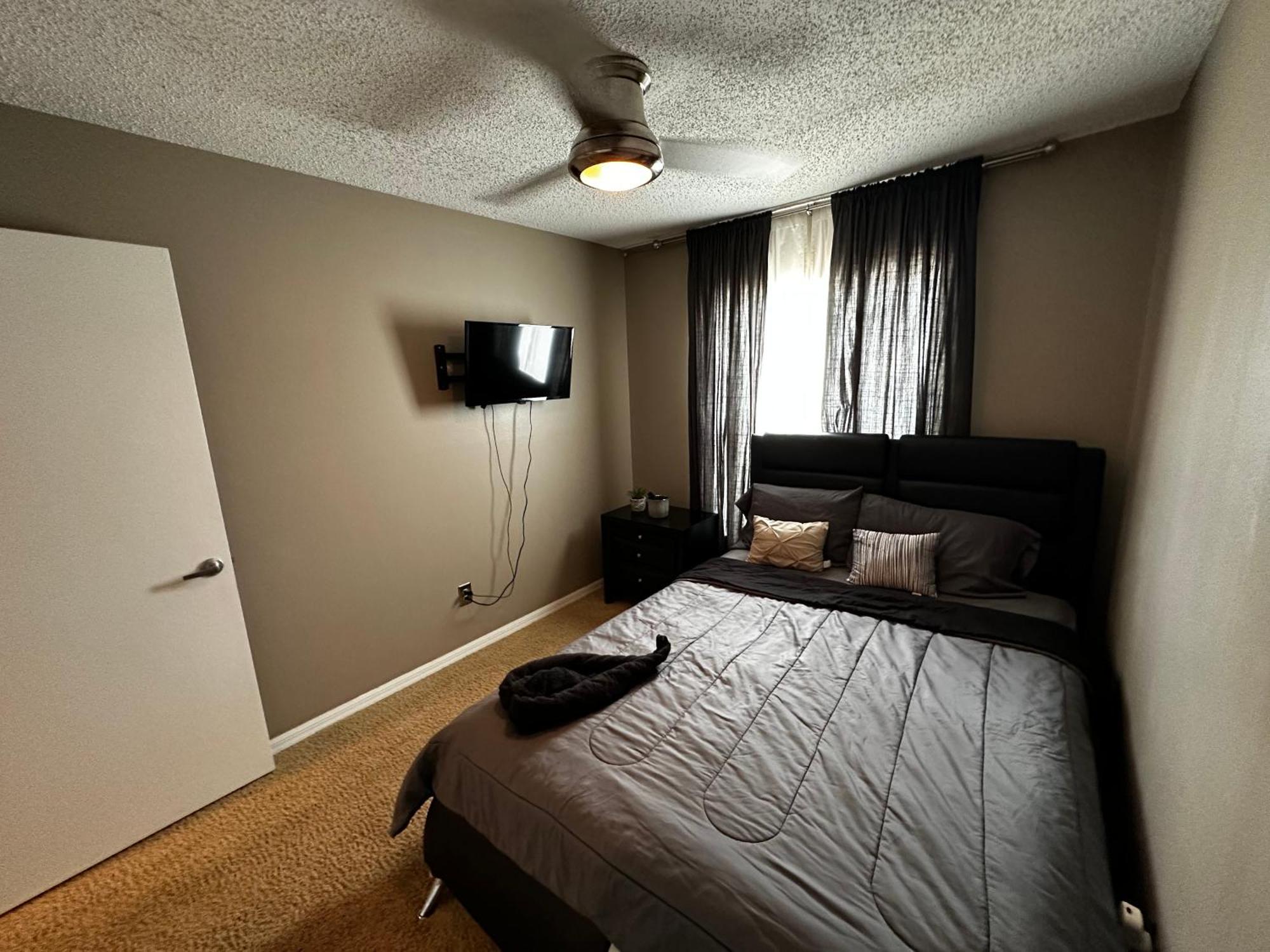 Cozy 3 Bedroom Close To Everything In Tampa! Сasa de vacaciones *